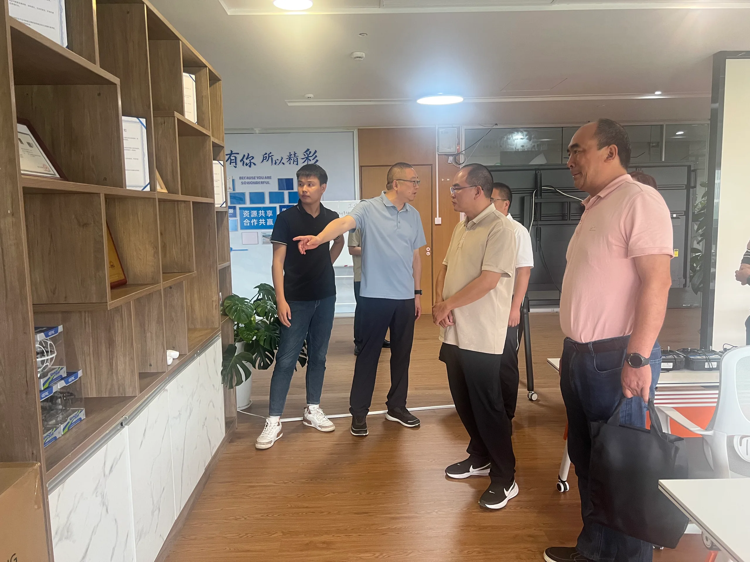 惠东职业中学来访人员参观梦田航翼公司展厅